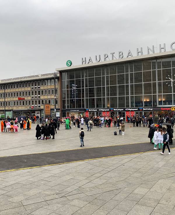 Feierlichkeiten zu Weiberfastnacht am Hauptbahnhof in Köln.
