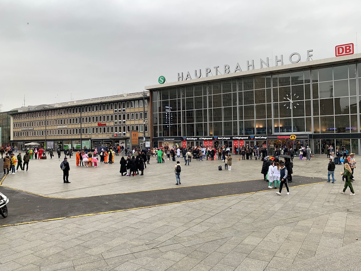 Feierlichkeiten zu Weiberfastnacht am Hauptbahnhof in Köln.