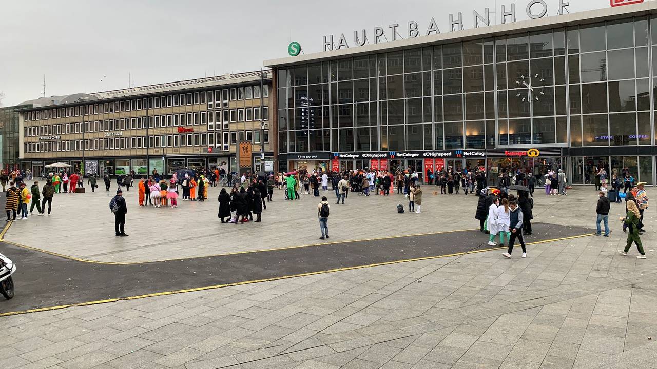 Feierlichkeiten zu Weiberfastnacht am Hauptbahnhof in Köln.