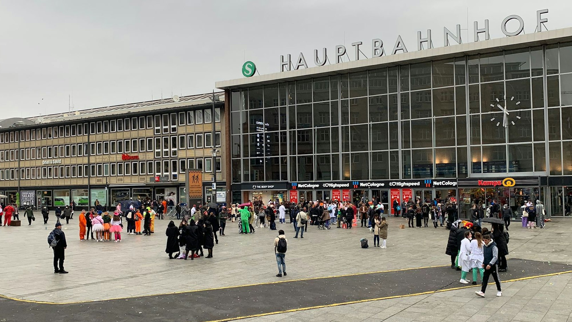 Feierlichkeiten zu Weiberfastnacht am Hauptbahnhof in Köln.