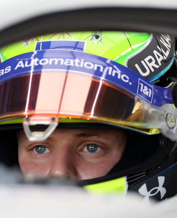 Mick Schumacher sitzt fokussiert im Haas, hier bei den Formel-1-Testfahrten auf dem Circuit de Catalunya, am 24. Februar 2022.