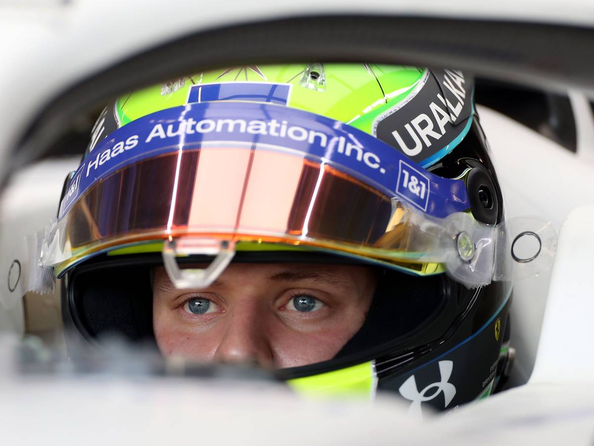 Mick Schumacher sitzt fokussiert im Haas, hier bei den Formel-1-Testfahrten auf dem Circuit de Catalunya, am 24. Februar 2022.
