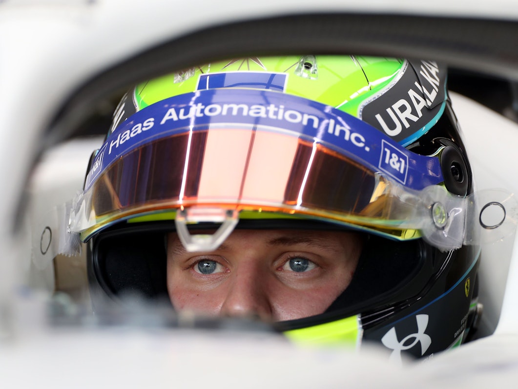 Mick Schumacher sitzt fokussiert im Haas, hier bei den Formel-1-Testfahrten auf dem Circuit de Catalunya, am 24. Februar 2022.