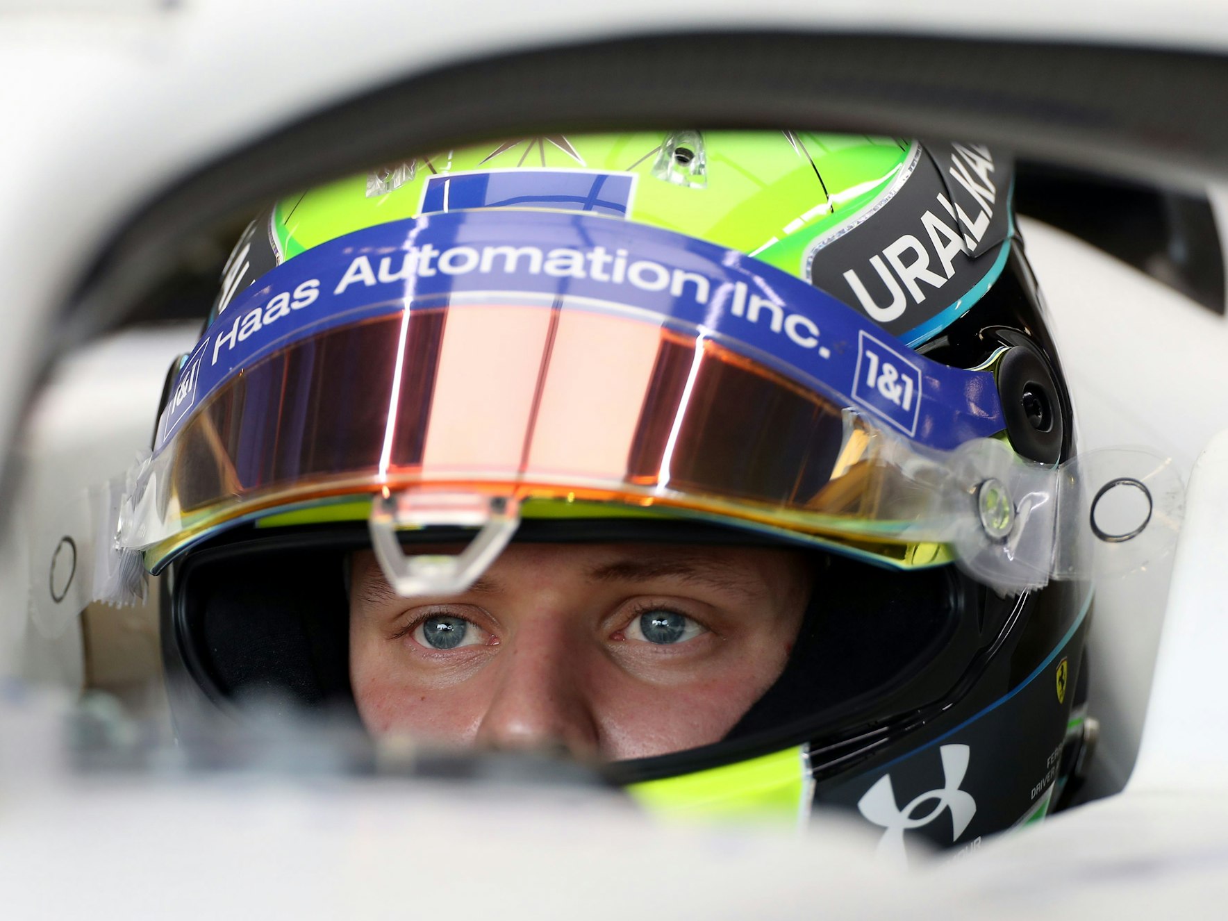 Mick Schumacher sitzt fokussiert im Haas, hier bei den Formel-1-Testfahrten auf dem Circuit de Catalunya, am 24. Februar 2022.