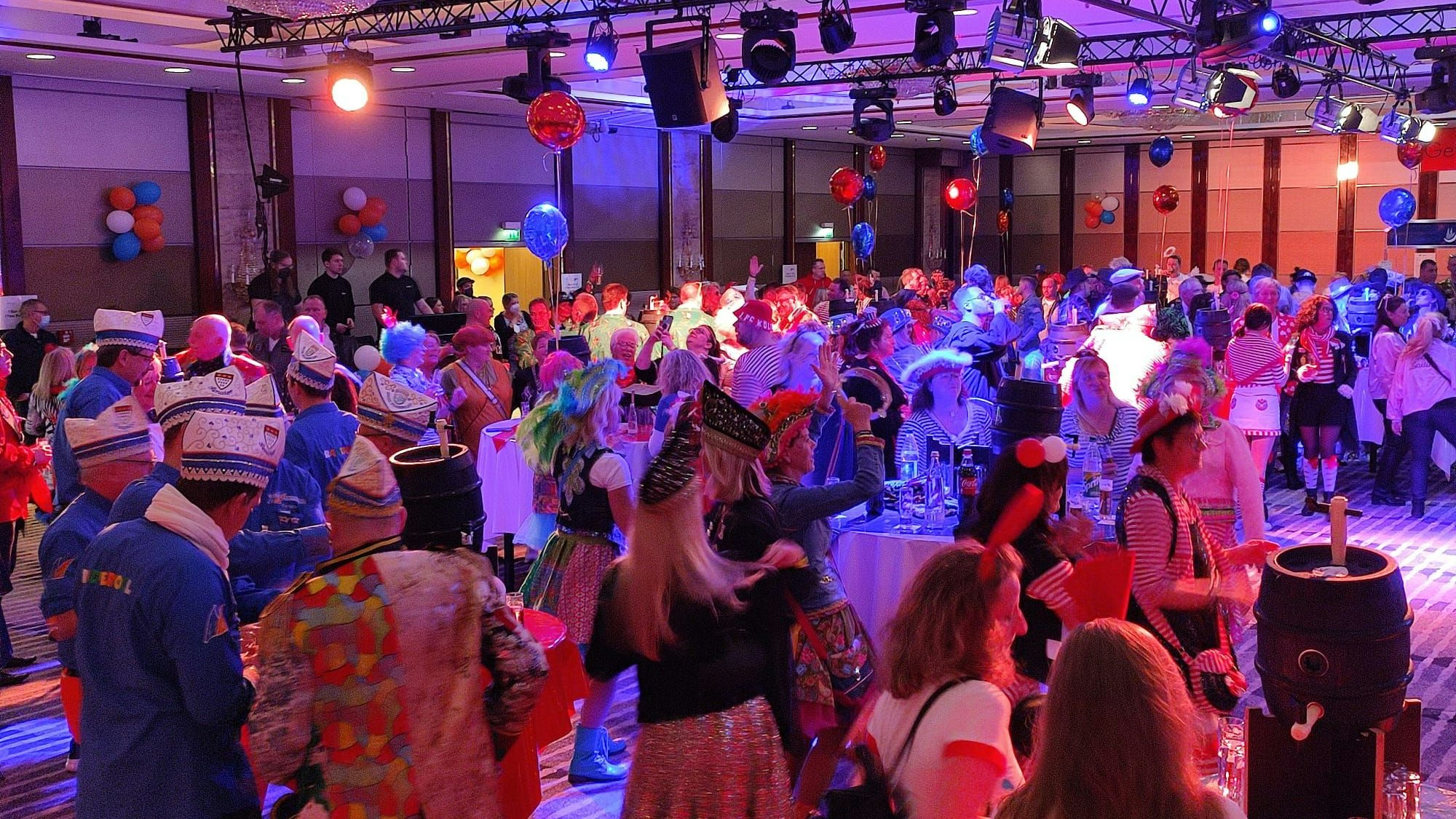 Die Große Braunsfelder feiert an Weiberfastnacht 2022.