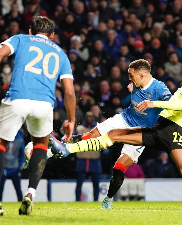 James Tavernier kommt zum Schuss, Jude Bellingham kann den Abschluss nicht mehr verhindern.