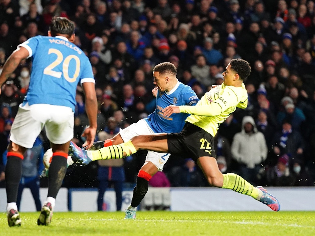 James Tavernier kommt zum Schuss, Jude Bellingham kann den Abschluss nicht mehr verhindern.