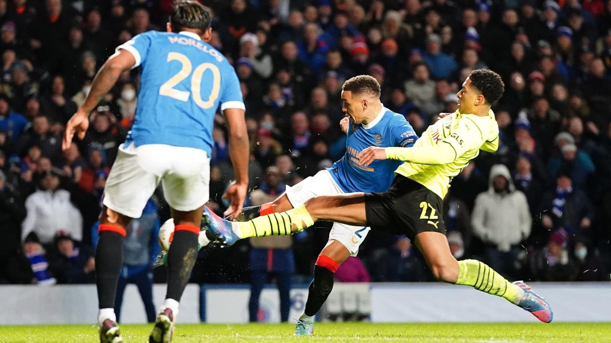 James Tavernier kommt zum Schuss, Jude Bellingham kann den Abschluss nicht mehr verhindern.