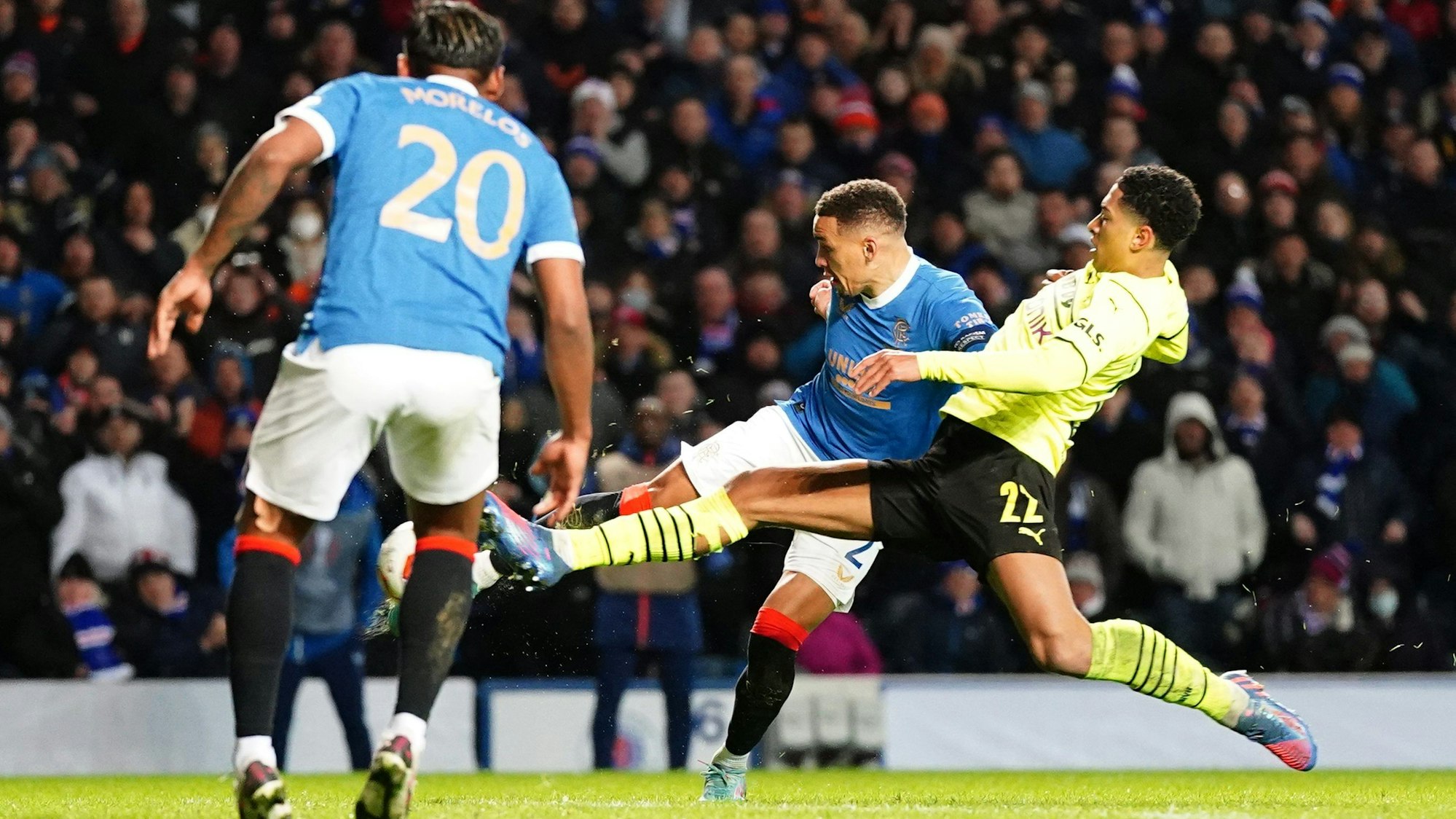 James Tavernier kommt zum Schuss, Jude Bellingham kann den Abschluss nicht mehr verhindern.