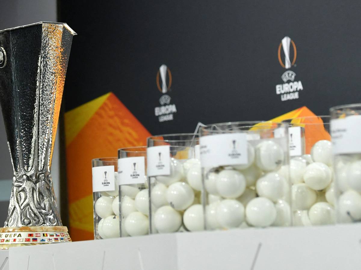 Die Lostöpfe bei der Auslosung der Europa League neben dem Pokal