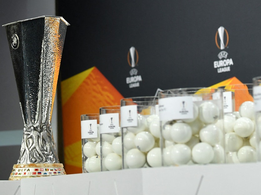 Die Lostöpfe bei der Auslosung der Europa League neben dem Pokal