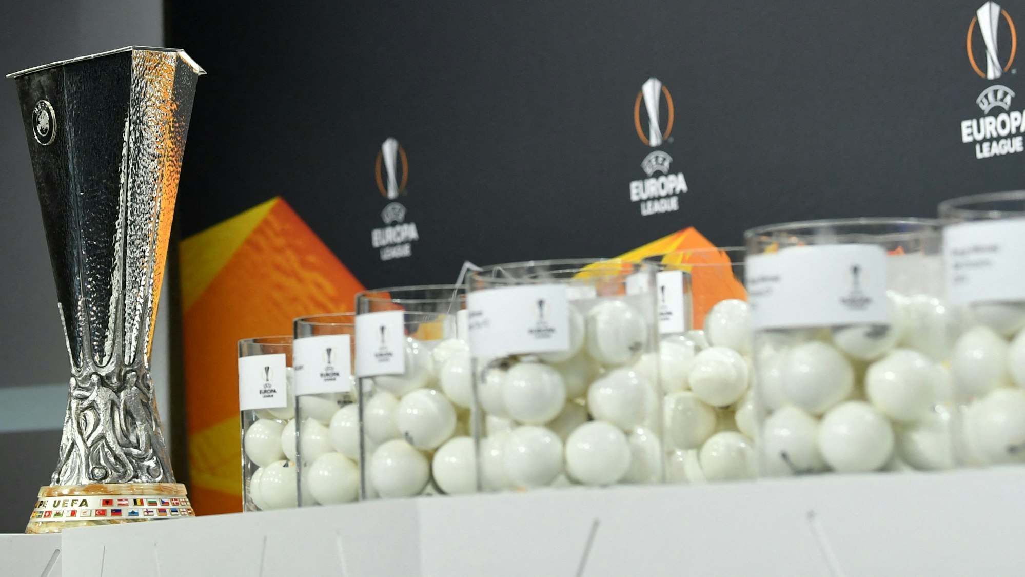 Die Lostöpfe bei der Auslosung der Europa League neben dem Pokal