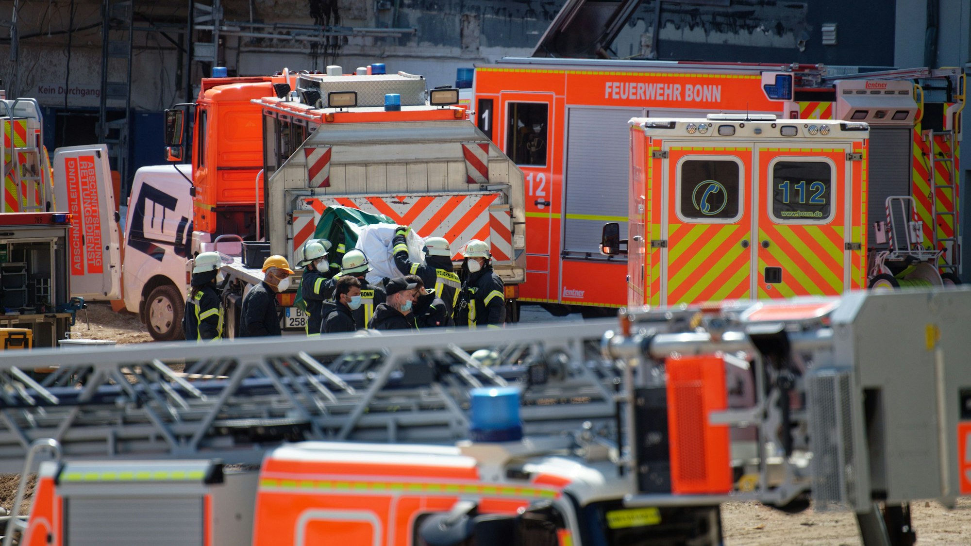 Rettungsfahrzeuge stehen auf einer Baustelle.