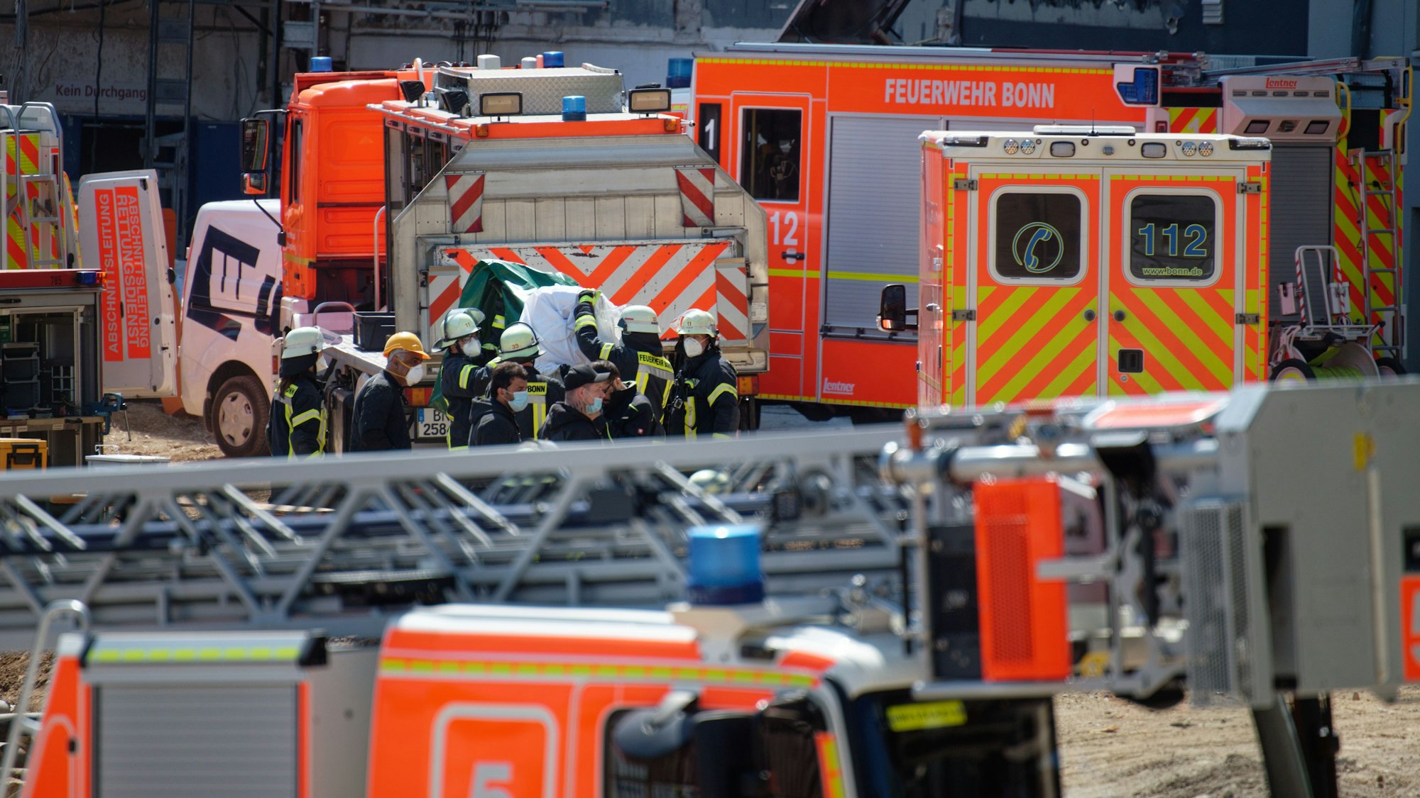 Rettungsfahrzeuge stehen auf einer Baustelle.