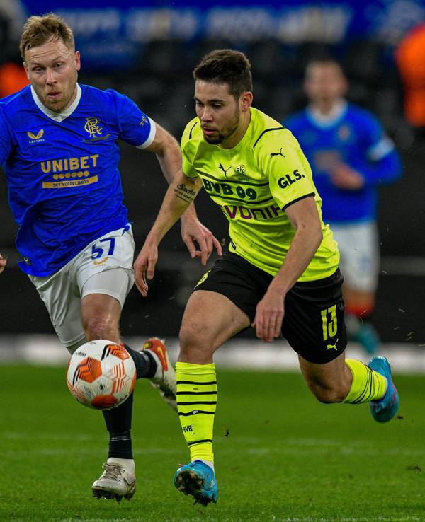 Dortmunds Raphael Guerreiro und der Ranger Scott Arfield befinden sich im Zweikampf.