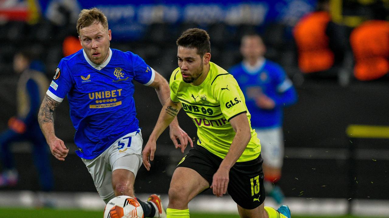 Dortmunds Raphael Guerreiro und der Ranger Scott Arfield befinden sich im Zweikampf.