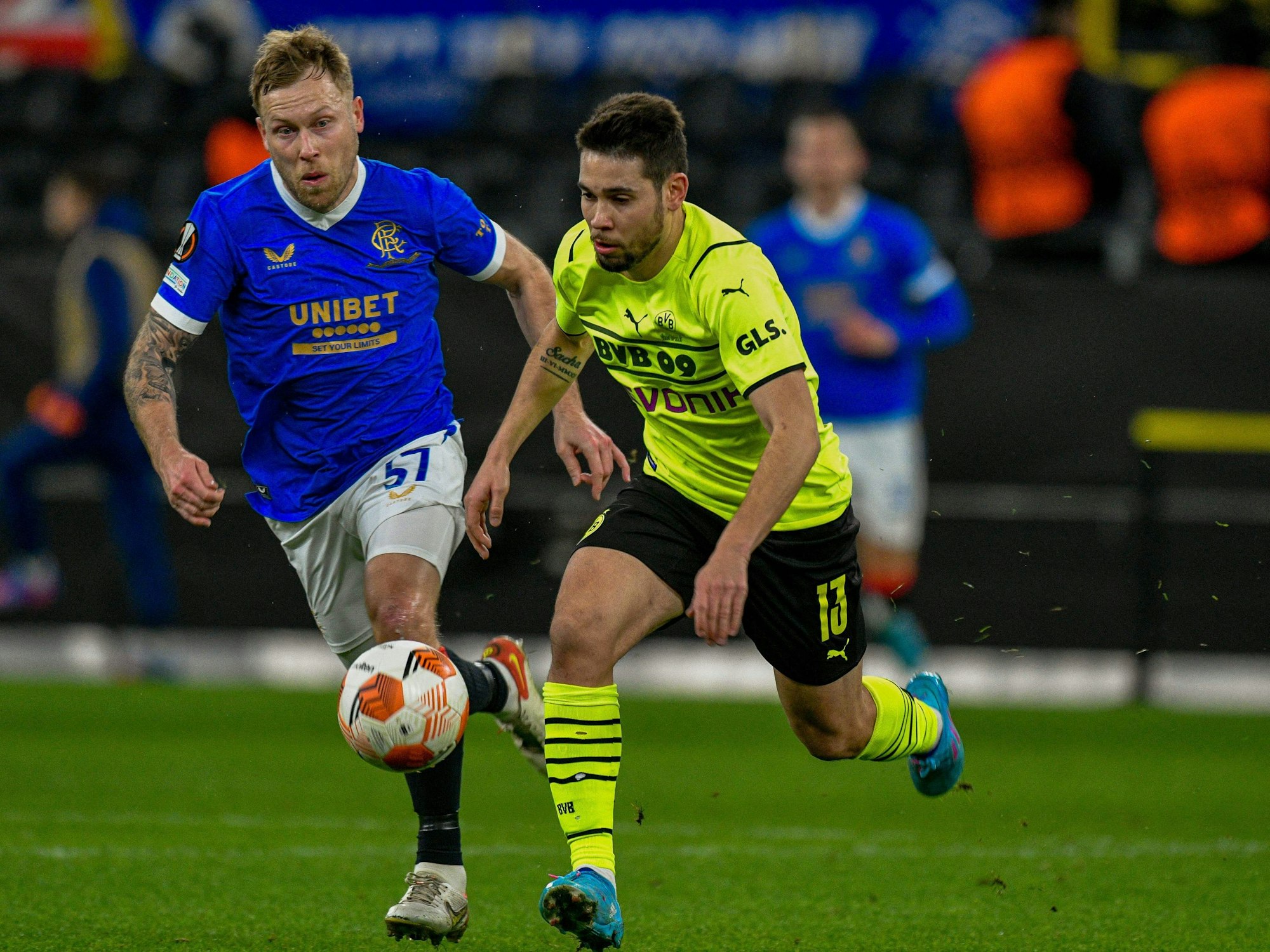 Dortmunds Raphael Guerreiro und der Ranger Scott Arfield befinden sich im Zweikampf.