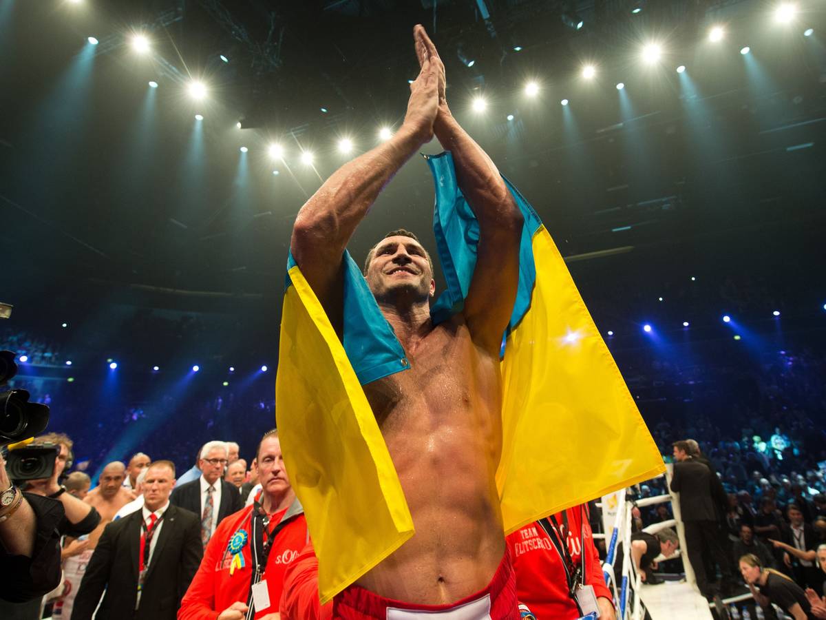 Wladimir Klitschko mit der ukrainischen Fahne, hier beim Boxen, IBF-, WBO-, WBA-WM im Schwergewicht am 26. April 2014 in der König-Pilsener-Arena in Oberhausen.