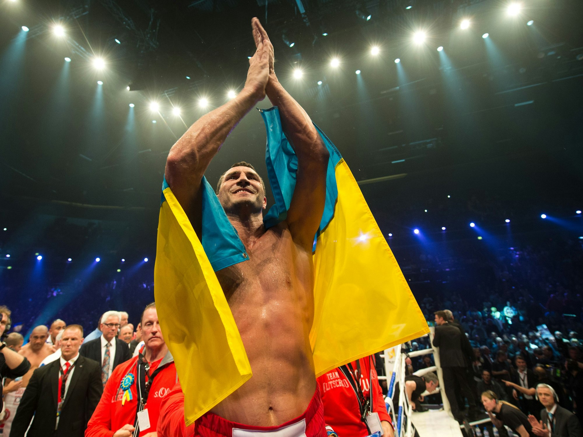 Wladimir Klitschko mit der ukrainischen Fahne, hier beim Boxen, IBF-, WBO-, WBA-WM im Schwergewicht am 26. April 2014 in der König-Pilsener-Arena in Oberhausen.