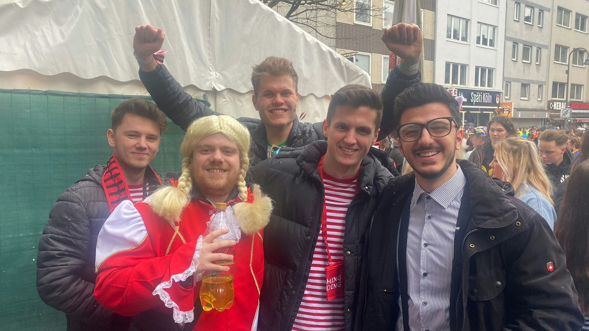 Alex (hinten) feiert an Weiberfastnacht 2022 mit seinen Freunden an der Zülpicher Straße.