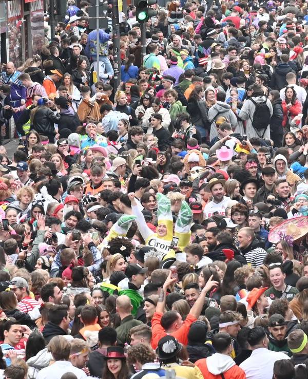 Karneval auf der Zülpicher Straße (hier ein Foto vom 24. Februar 2022). Jetzt will die Stadt das Sicherheitskonzept an einen externen Dienstleister auslagern.
