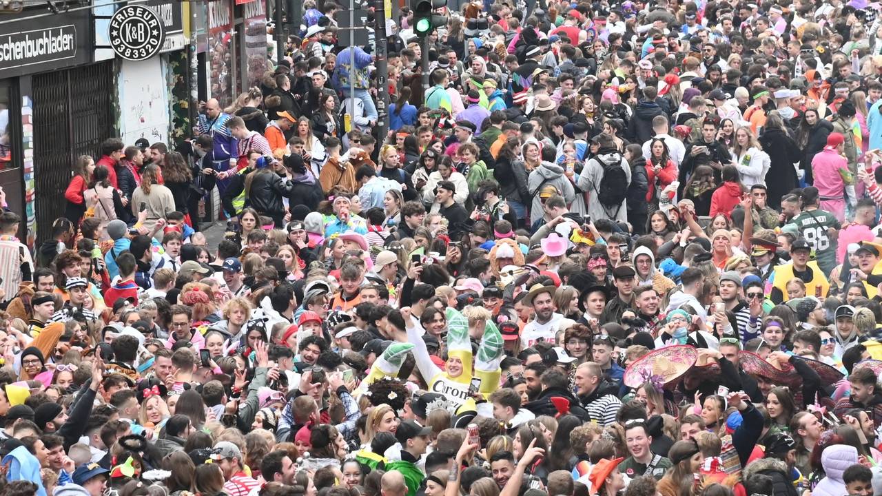 Karneval auf der Zülpicher Straße (hier ein Foto vom 24. Februar 2022). Jetzt will die Stadt das Sicherheitskonzept an einen externen Dienstleister auslagern.