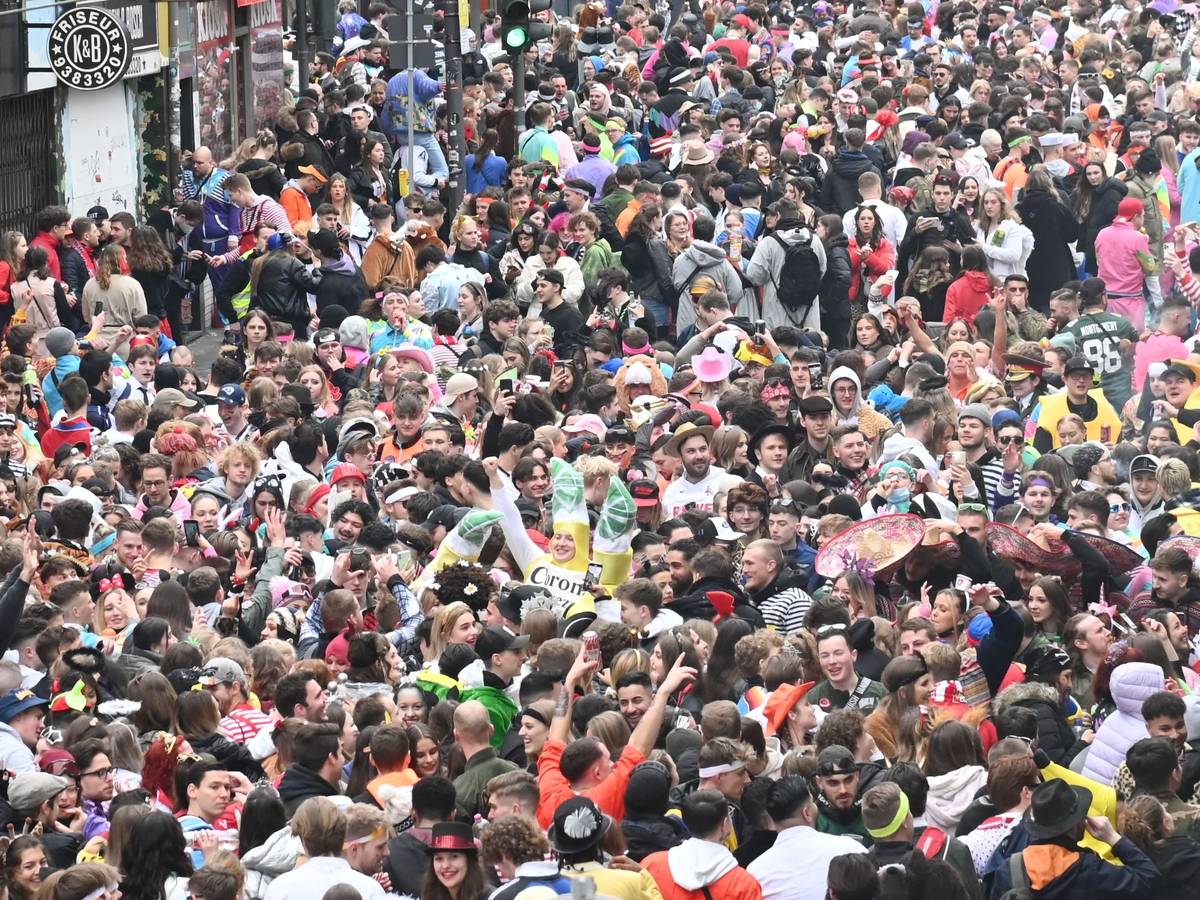 Die Zülpicher Straße ist voll mit Menschen.