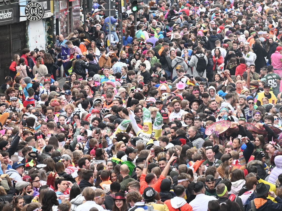 Die Zülpicher Straße ist voll mit Menschen.