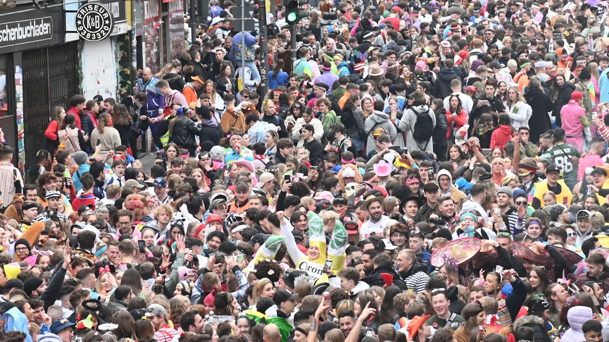 Die Zülpicher Straße ist voll mit Menschen.