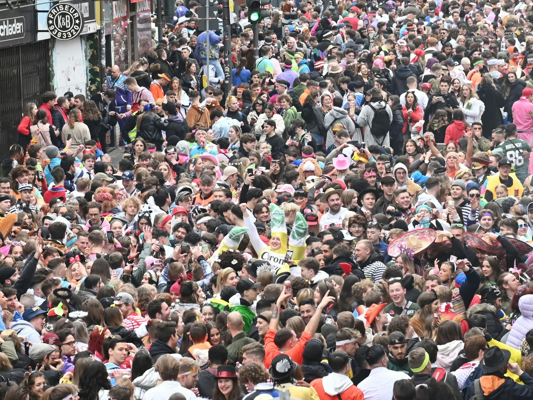 Karneval auf der Zülpicher Straße (hier ein Foto vom 24. Februar 2022). Jetzt will die Stadt das Sicherheitskonzept an einen externen Dienstleister auslagern.
