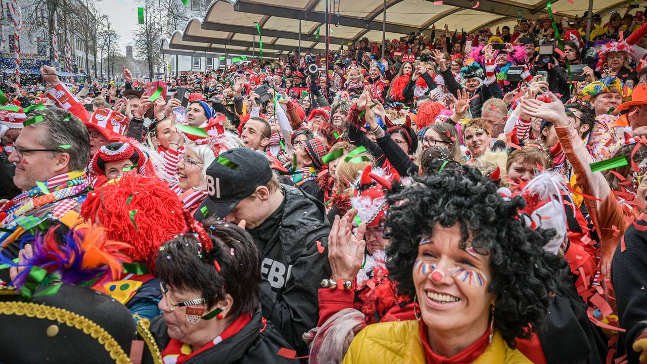 Köln: Jecke feiern auf dem Alter Markt in der Kölner Altstadt.