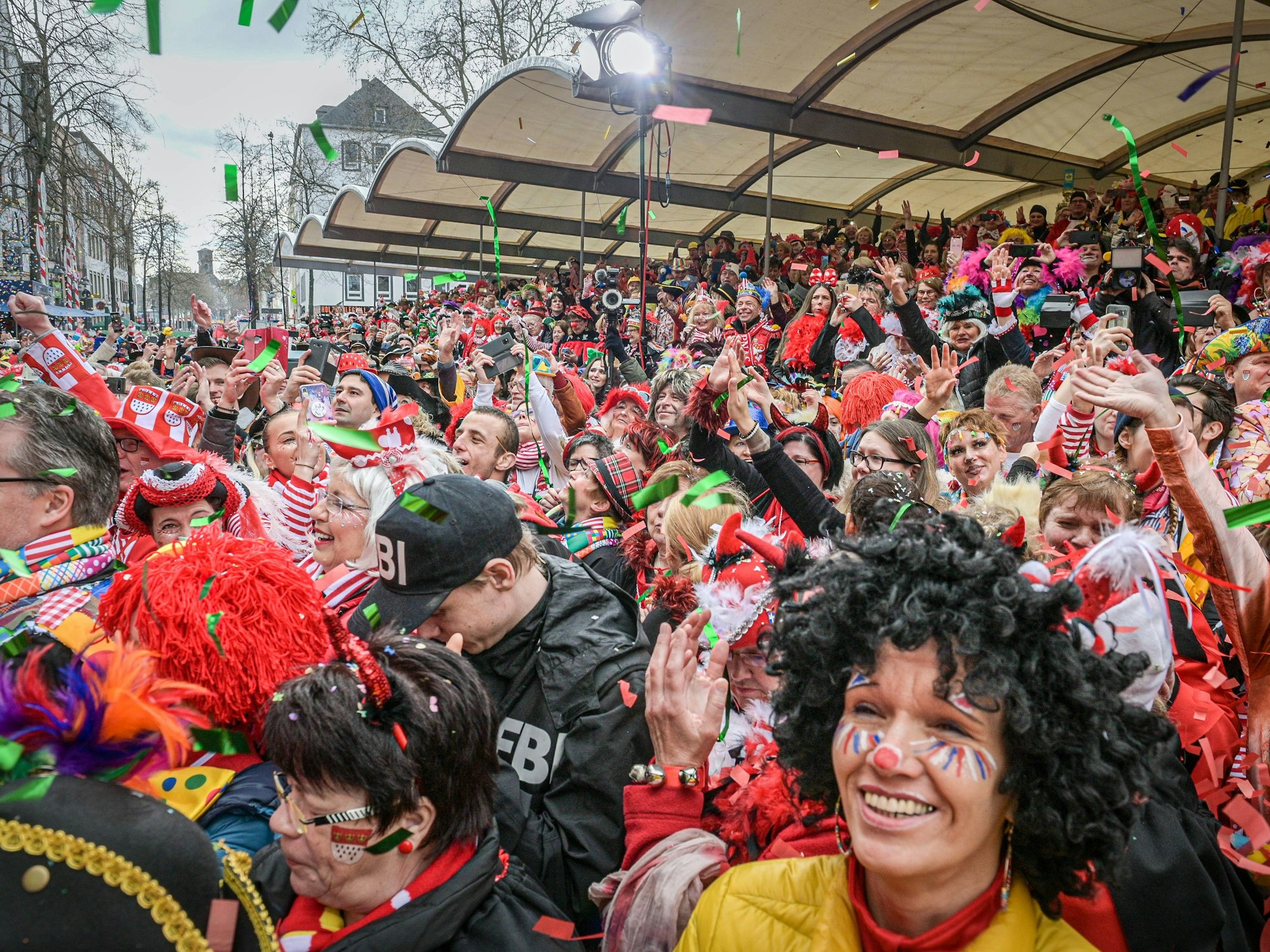 Köln: Jecke feiern auf dem Alter Markt in der Kölner Altstadt.