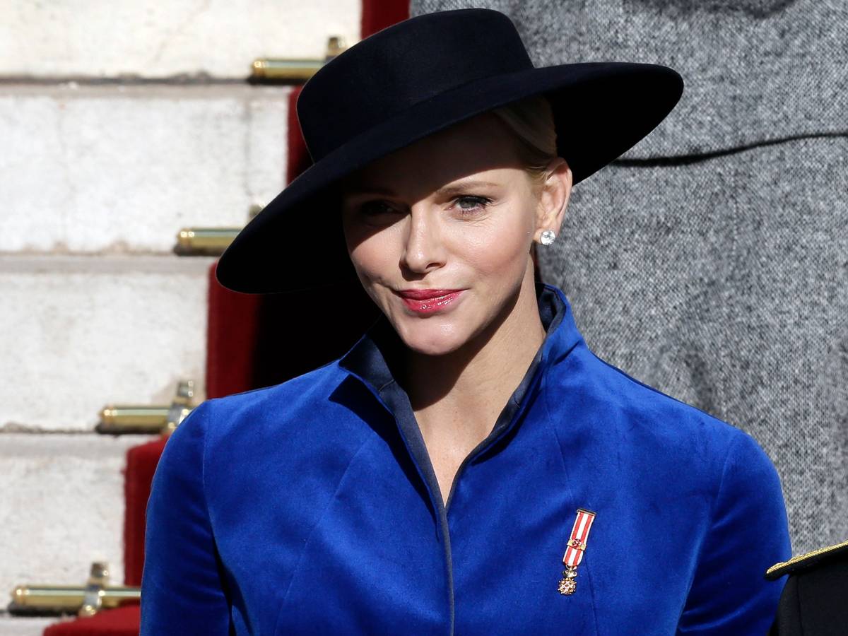Fürstin Charlene kommt am 19.11.2017 aus der Kathedrale von Monaco, wo sie an der Messe anlässlich des monegassischen Nationalfeiertags teilgenommen hat.