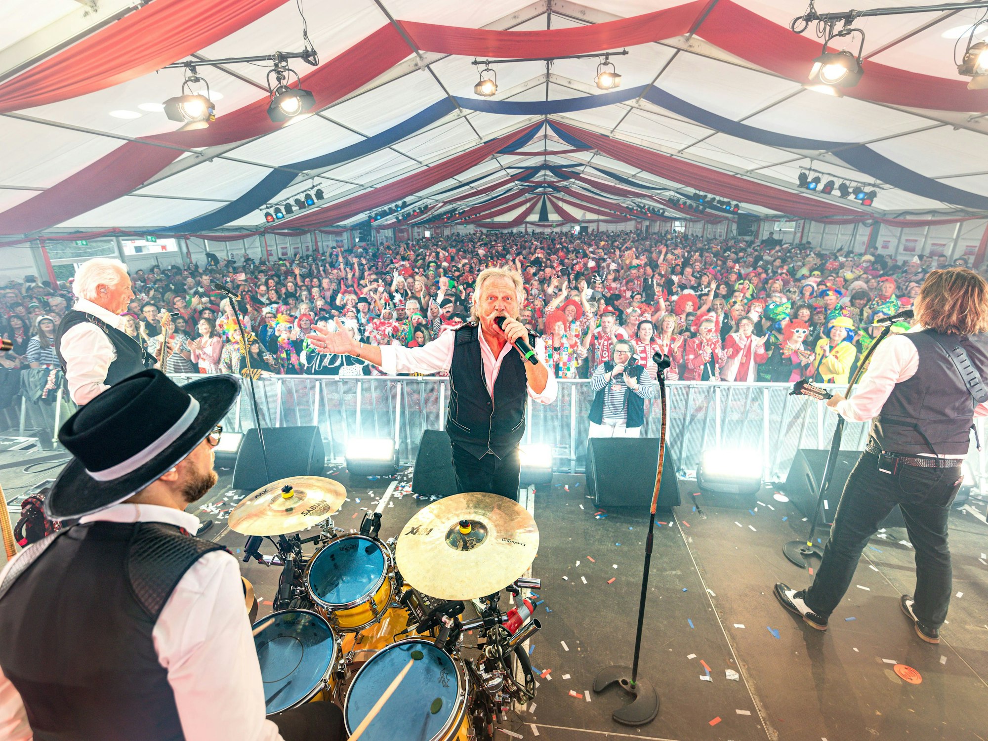 Die Höhner mit Henning Krautmacher auf der Bühne an Karneval.