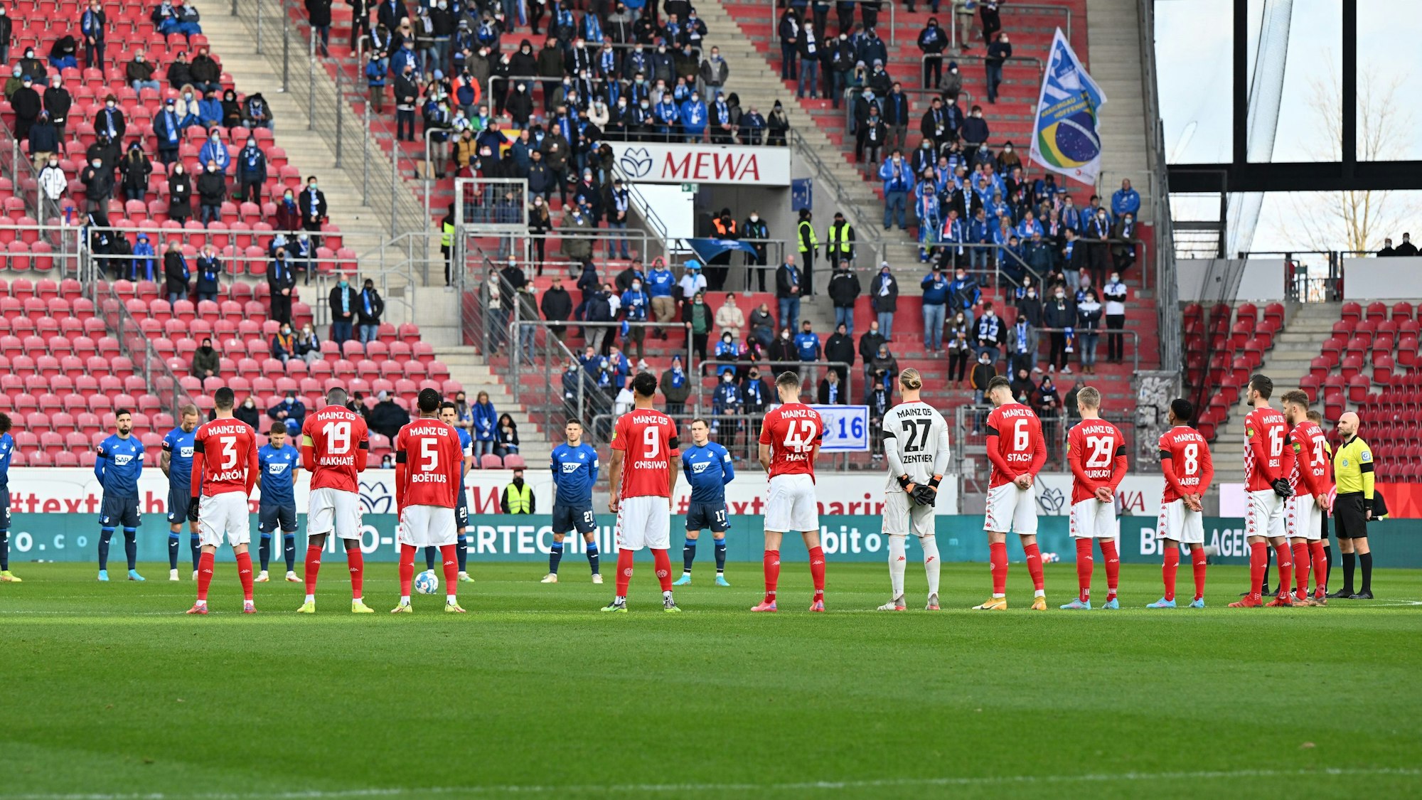 Eine Schweigeminute beim Bundesliga-Spiel zwischen Mainz 05 und der TSG Hoffenheim. Auch am Wochenende sollen sich die Vereine mit einer Gedenk-Minute nach der russischen Invasion in der Ukraine positionieren.