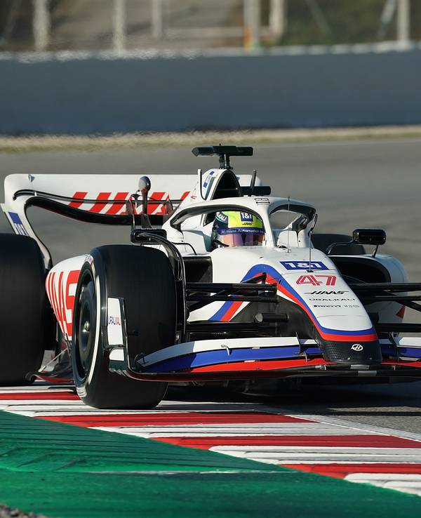 Mick Schumacher fährt den Haas bei den Formel-1-Testfahrten auf dem Circuit de Catalunya am 24. Februar 2022.