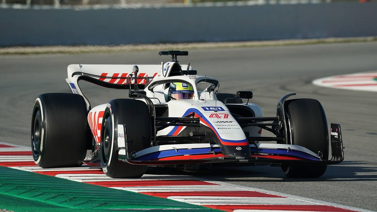 Mick Schumacher fährt den Haas bei den Formel-1-Testfahrten auf dem Circuit de Catalunya am 24. Februar 2022.