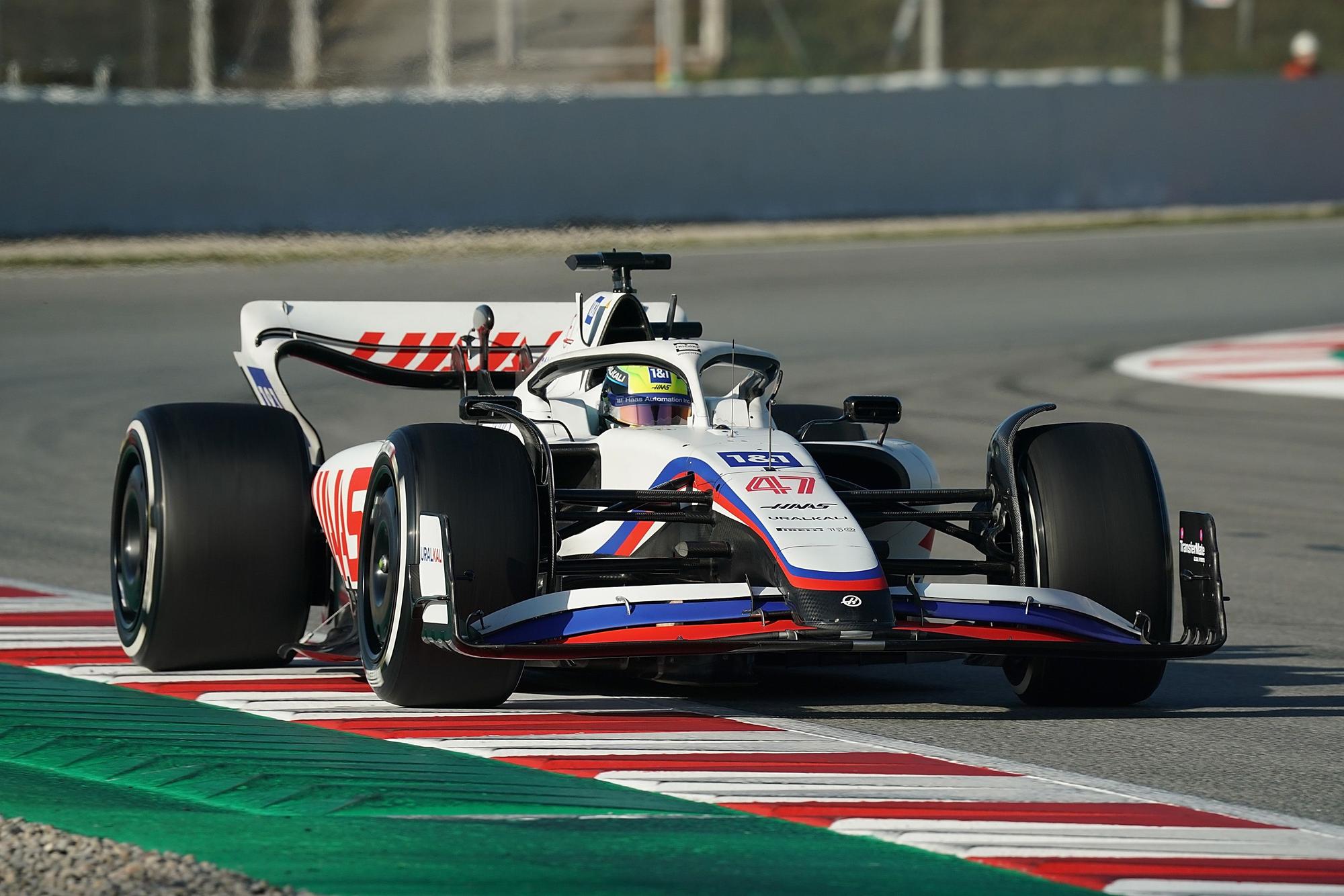Mick Schumacher fährt den Haas bei den Formel-1-Testfahrten auf dem Circuit de Catalunya am 24. Februar 2022.