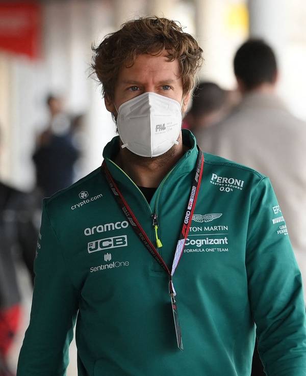 Sebastian Vettel mit FFP2-Maske auf dem Weg zur Pressekonferenz.