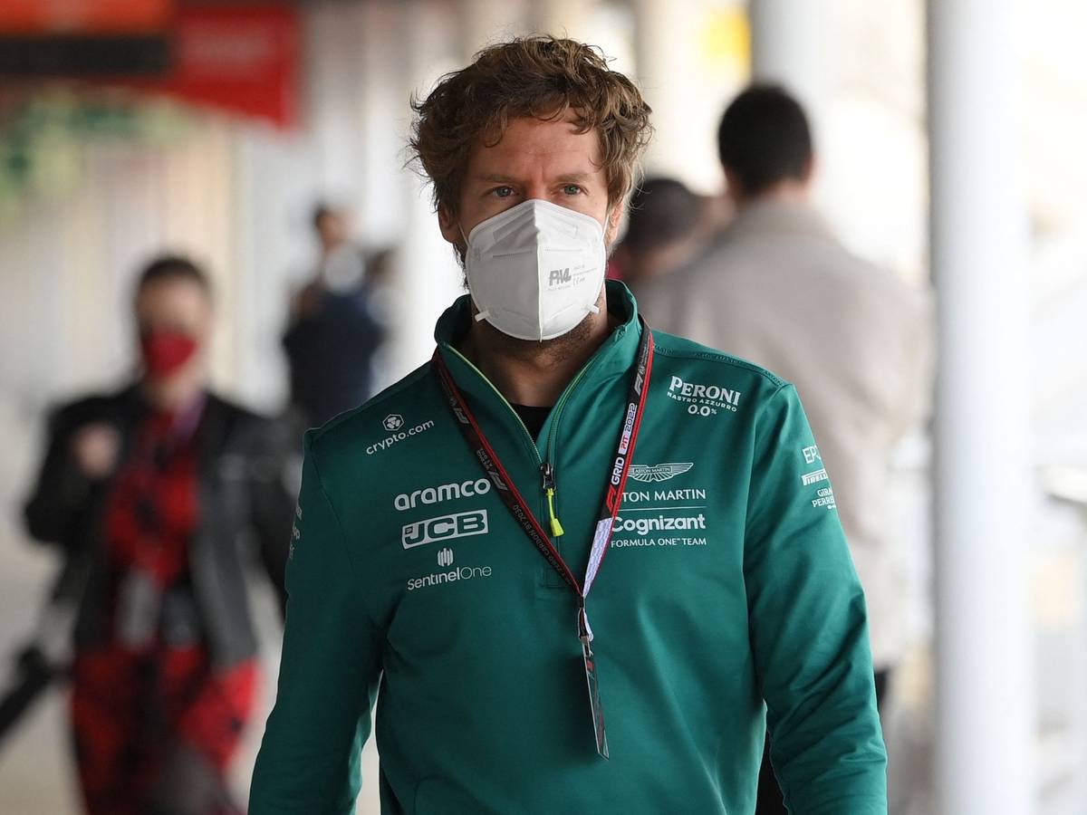 Sebastian Vettel geht beim Training der Formel 1 durch die Boxengasse in Barcelona.
