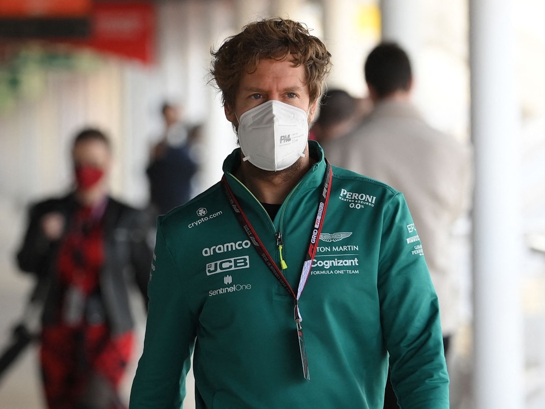 Sebastian Vettel mit FFP2-Maske auf dem Weg zur Pressekonferenz.