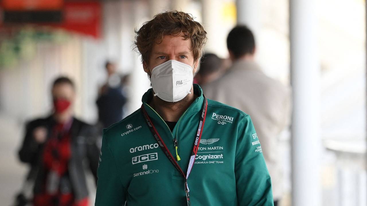 Sebastian Vettel mit FFP2-Maske auf dem Weg zur Pressekonferenz.