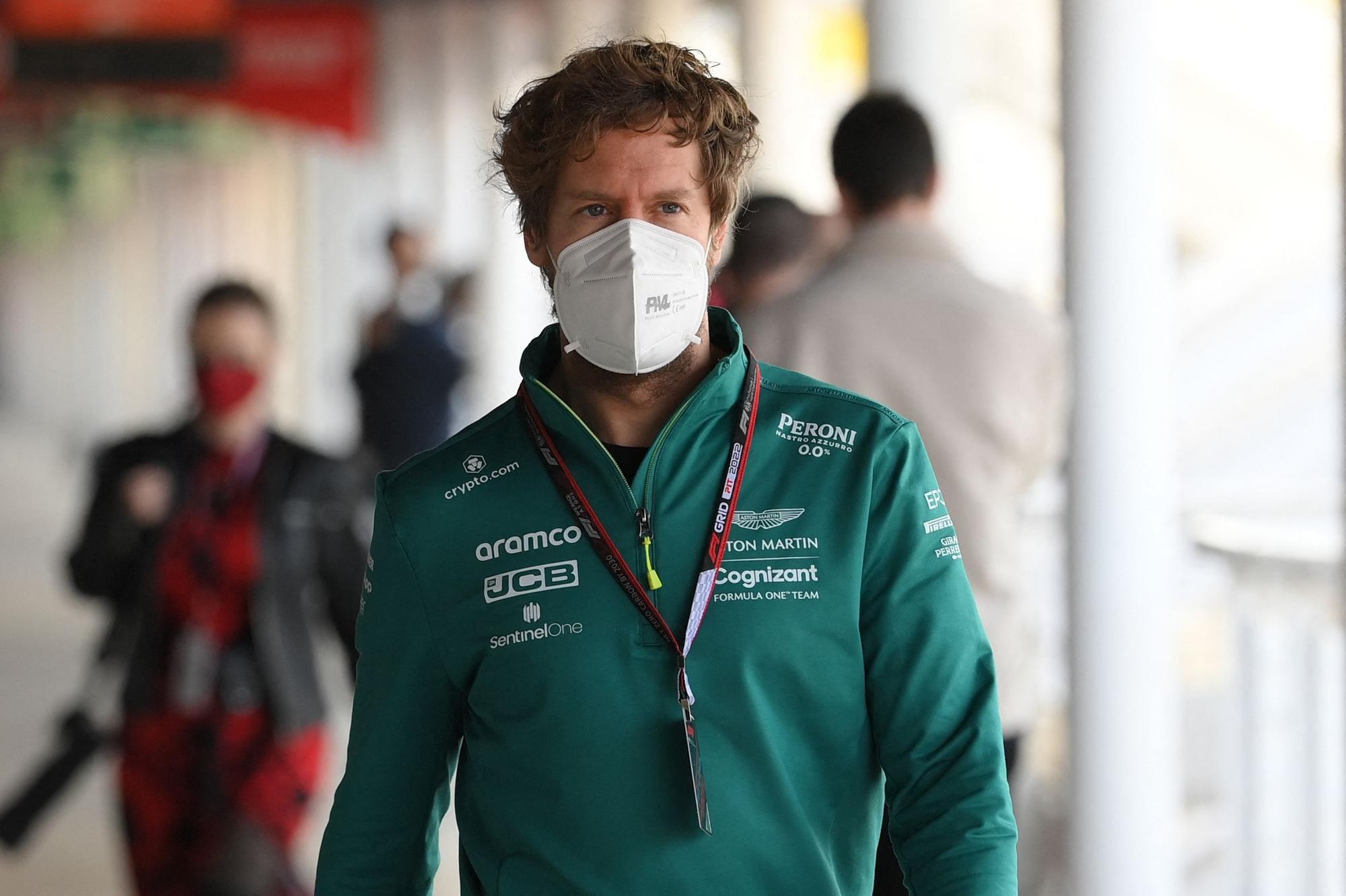 Sebastian Vettel mit FFP2-Maske auf dem Weg zur Pressekonferenz.