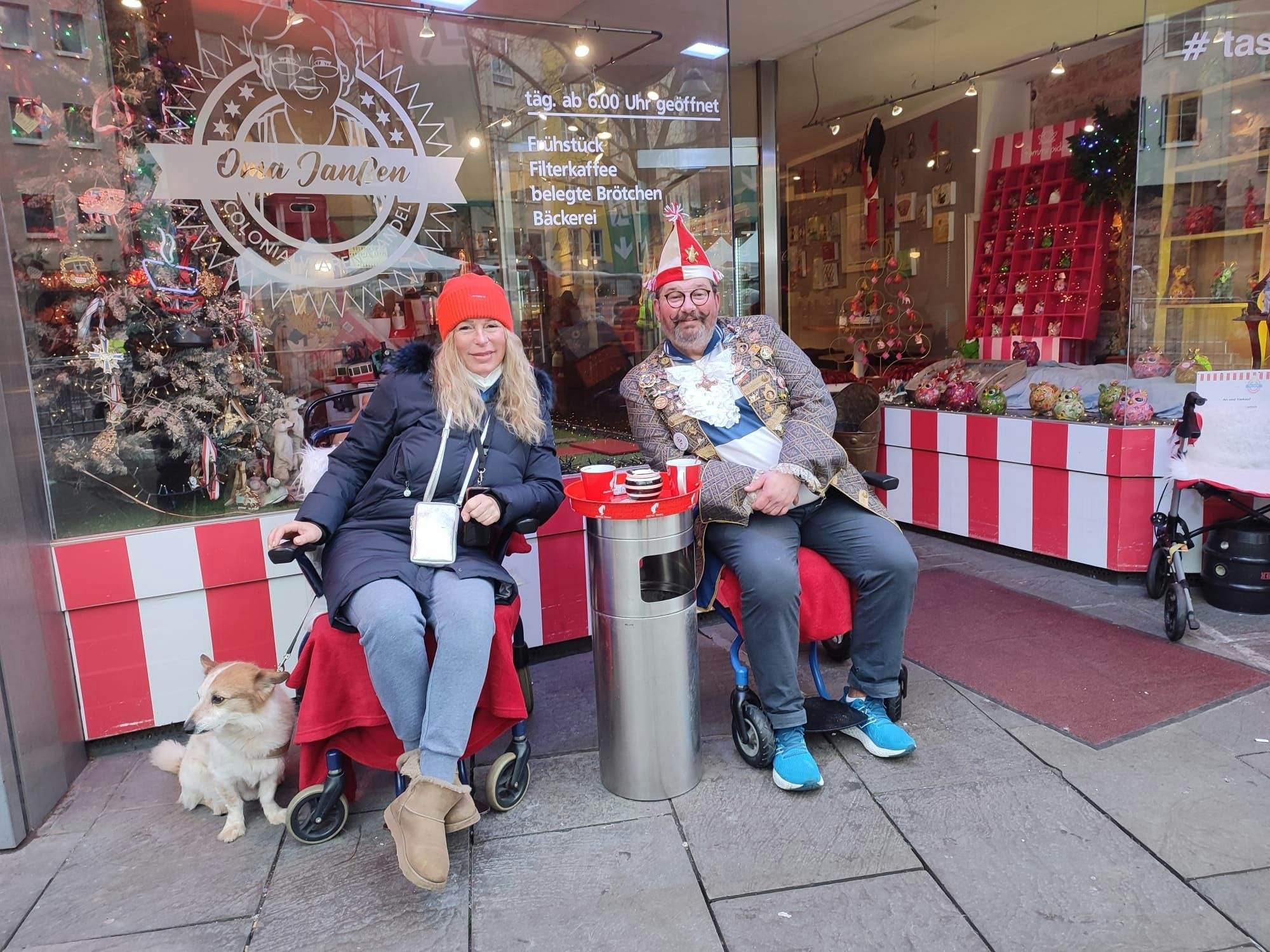 Manni und Petra haben sich am Alter Markt die besten Plätze für Weiberfastnacht gesichert.