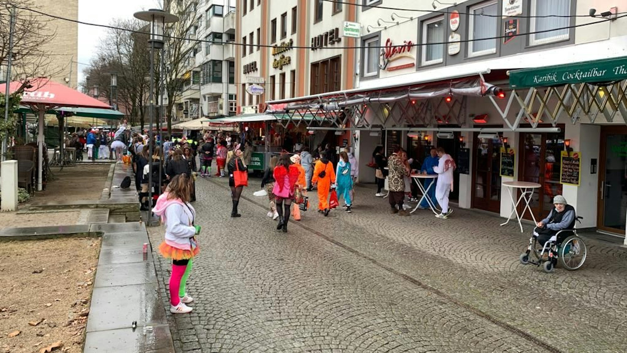 Am Altstadt-Ufer ist es an Weiberfastnacht 2022 verhältnismäßig leer.