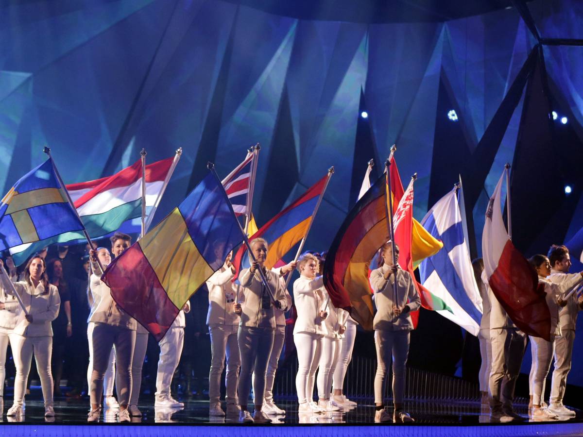 Die Teilnehmerinnen und Teilnehmer des Eurovision Song Contest 2013 schwenken ihre Länder-Fahnen.