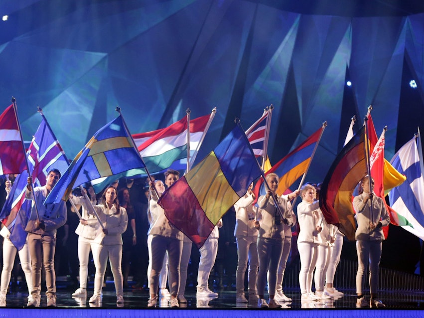 Die Teilnehmerinnen und Teilnehmer des Eurovision Song Contest 2013 schwenken ihre Länder-Fahnen.