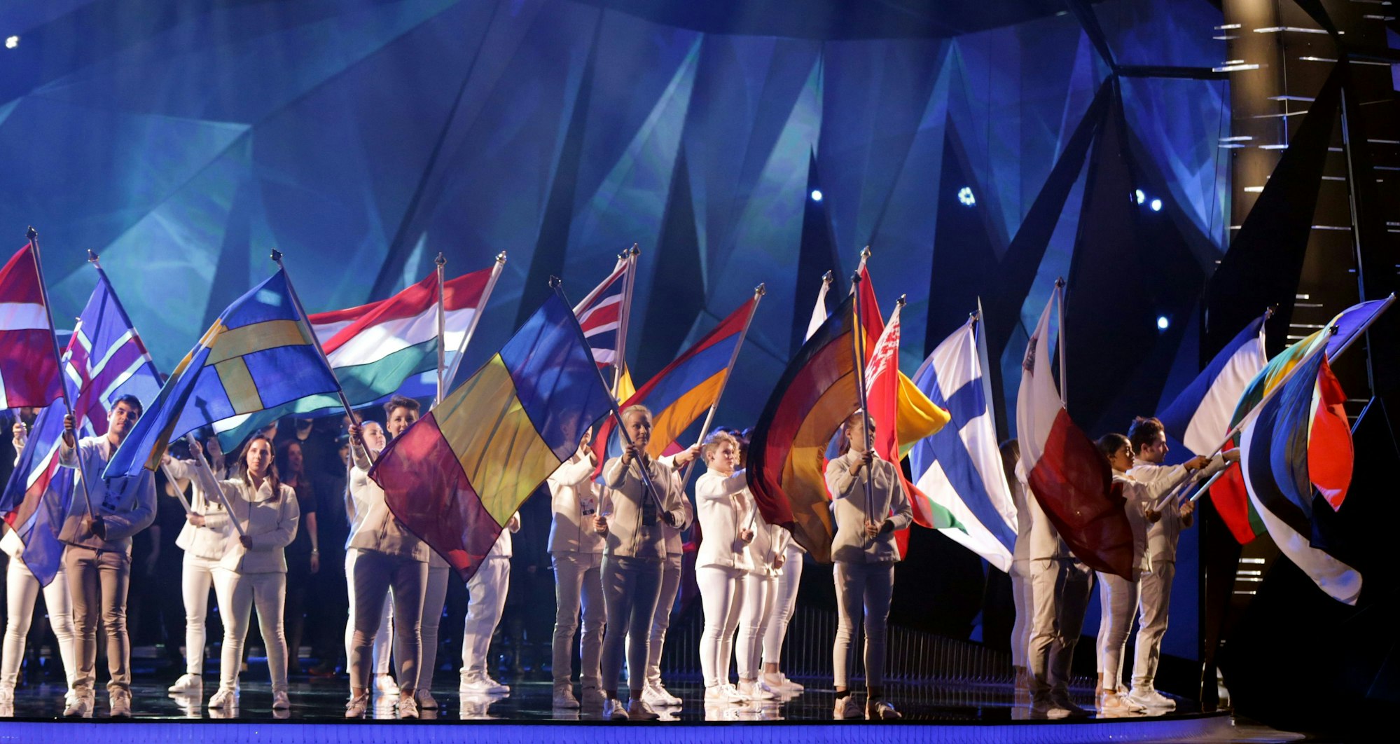 Die Teilnehmerinnen und Teilnehmer des Eurovision Song Contest 2013 schwenken ihre Länder-Fahnen.