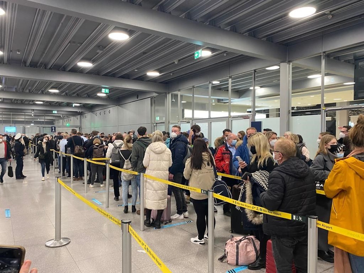 Große Schlange vor dem Check-in-Schalter am Flughafen Köln/Bonn.