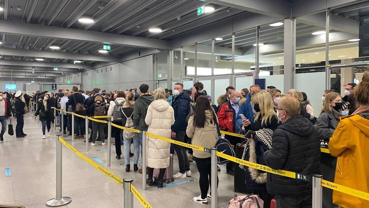 Große Schlange vor dem Check-in-Schalter am Flughafen Köln/Bonn.